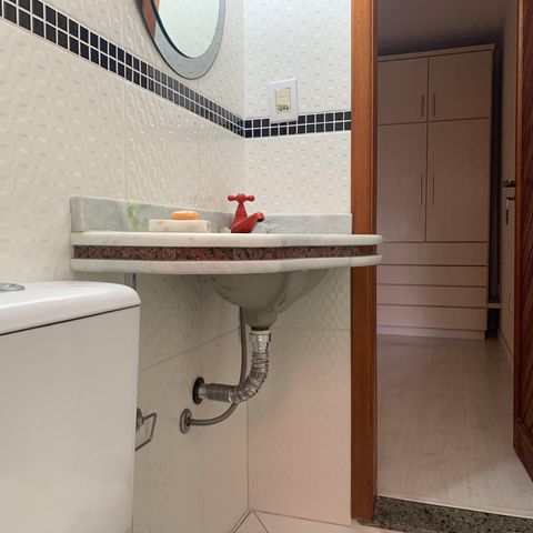 Casa à venda com 350m², 5 quartos e 8 vagasBanheiro da Suíte 2