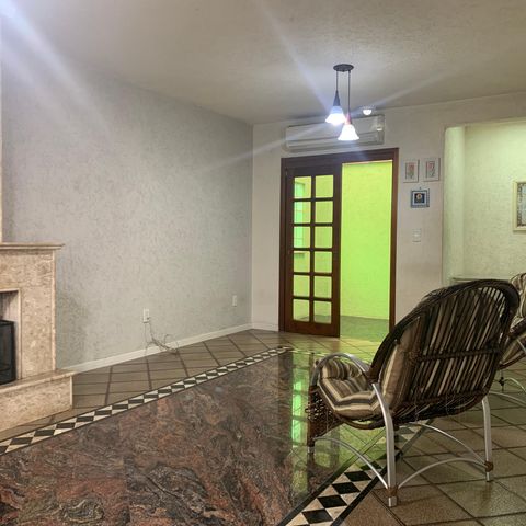 Casa à venda com 350m², 5 quartos e 8 vagasSala