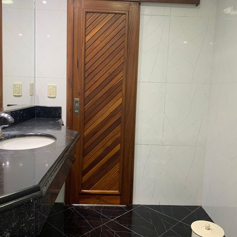 Casa à venda com 350m², 5 quartos e 8 vagasBanheiro da Suíte