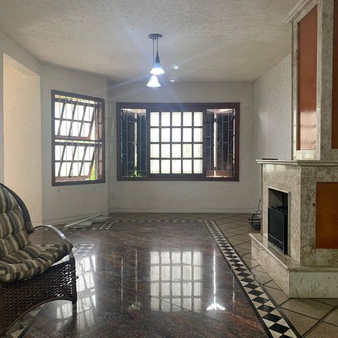 Casa à venda com 350m², 5 quartos e 8 vagasSala