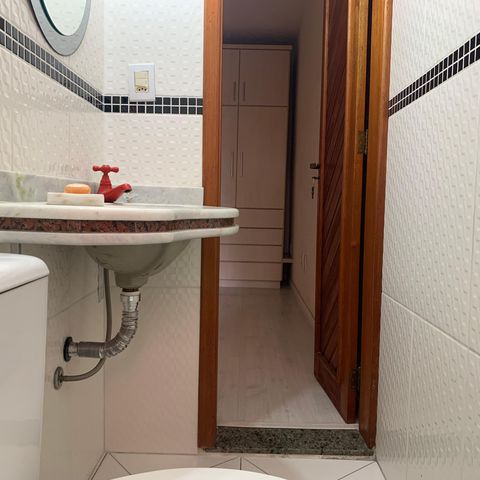 Casa à venda com 350m², 5 quartos e 8 vagasBanheiro da Suíte 2