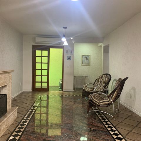 Casa à venda com 350m², 5 quartos e 8 vagasSala