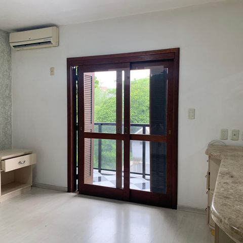 Casa à venda com 350m², 5 quartos e 8 vagassuite