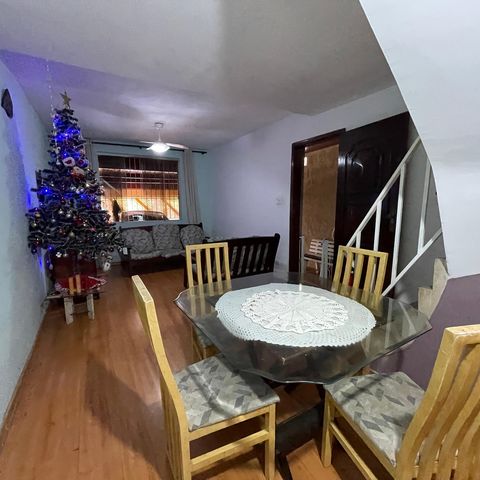 Casa à venda com 140m², 2 quartos e 2 vagasSala