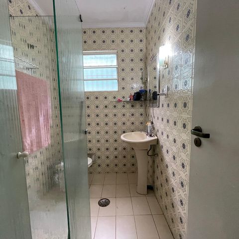 Casa à venda com 140m², 2 quartos e 2 vagasBanheiro 1