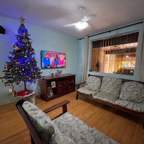 Casa à venda com 140m², 2 quartos e 2 vagasSala