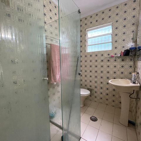Casa à venda com 140m², 2 quartos e 2 vagasBanheiro 1
