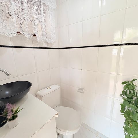 Casa de condomínio à venda com 500m², 5 quartos e 5 vagasBanheiro Área externa 