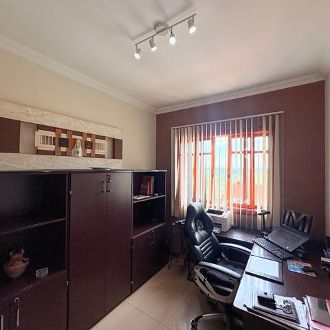 Casa de condomínio à venda com 500m², 5 quartos e 5 vagasEscritório
