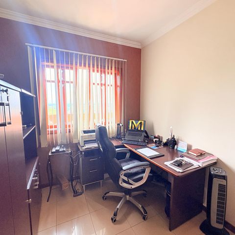 Casa de condomínio à venda com 500m², 5 quartos e 5 vagasEscritório