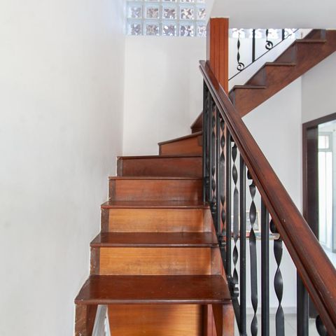 Apartamento à venda com 162m², 3 quartos e 2 vagas Apartamento à venda com 162m², 3 quartos e 2 vagasEscada