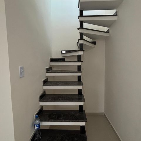 Apartamento para alugar com 90m², 3 quartos e 1 vaga Apartamento para alugar com 90m², 3 quartos e 1 vagaEscada