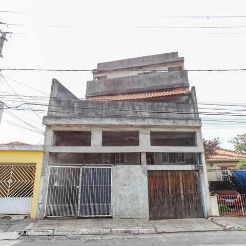 Casa à venda com 240m², 3 quartos e 5 vagas Casa à venda com 240m², 3 quartos e 5 vagasFachada