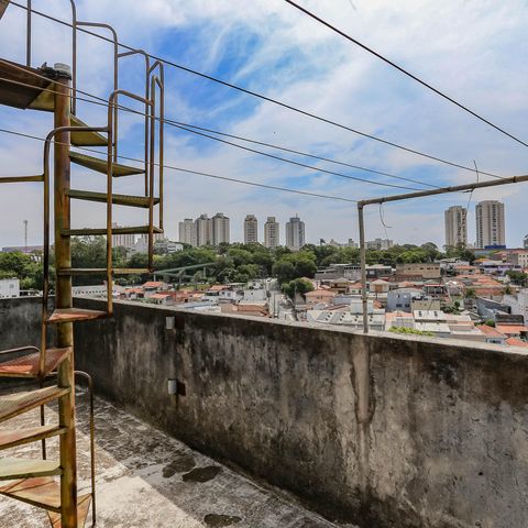 Casa à venda com 240m², 3 quartos e 5 vagas Casa à venda com 240m², 3 quartos e 5 vagasVaranda
