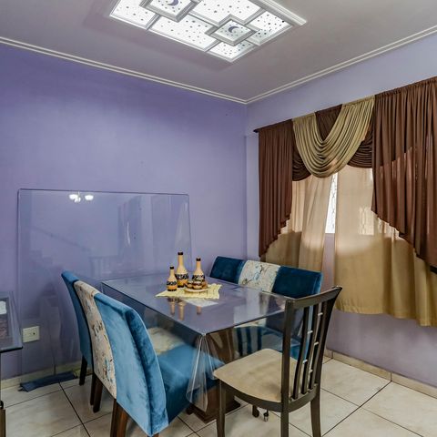 Casa à venda com 240m², 3 quartos e 5 vagas Casa à venda com 240m², 3 quartos e 5 vagasSala