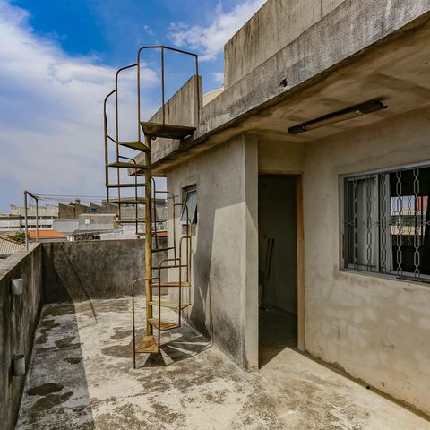 Casa à venda com 240m², 3 quartos e 5 vagas Casa à venda com 240m², 3 quartos e 5 vagasVaranda