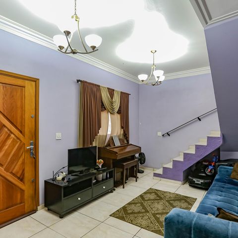 Casa à venda com 240m², 3 quartos e 5 vagas Casa à venda com 240m², 3 quartos e 5 vagasSala