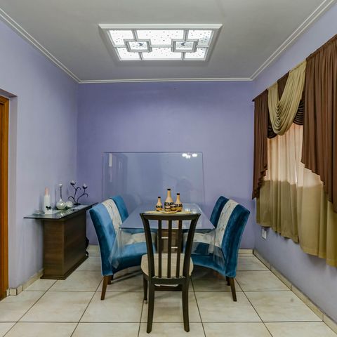 Casa à venda com 240m², 3 quartos e 5 vagas Casa à venda com 240m², 3 quartos e 5 vagasSala