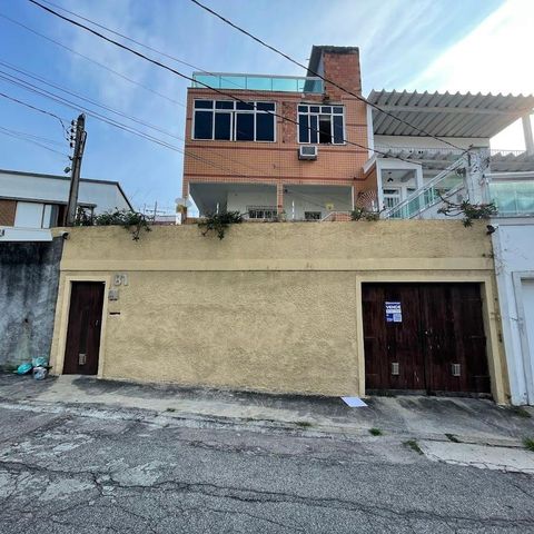Casa à venda com 180m², 6 quartos e 1 vaga Casa à venda com 180m², 6 quartos e 1 vagaFachada