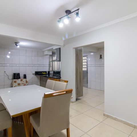 Casa à venda com 220m², 3 quartos e 4 vagas Casa à venda com 220m², 3 quartos e 4 vagasCopa
