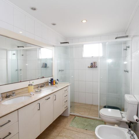 Apartamento à venda com 220m², 4 quartos e 4 vagas Apartamento à venda com 220m², 4 quartos e 4 vagasBanheiro da Suíte 2
