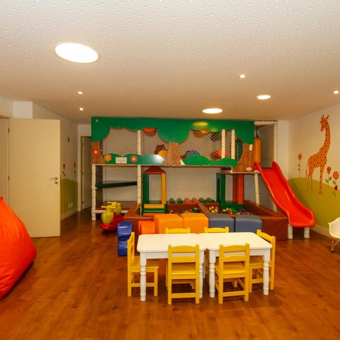Apartamento à venda com 220m², 4 quartos e 4 vagas Apartamento à venda com 220m², 4 quartos e 4 vagasÁrea Comum - Brinquedoteca