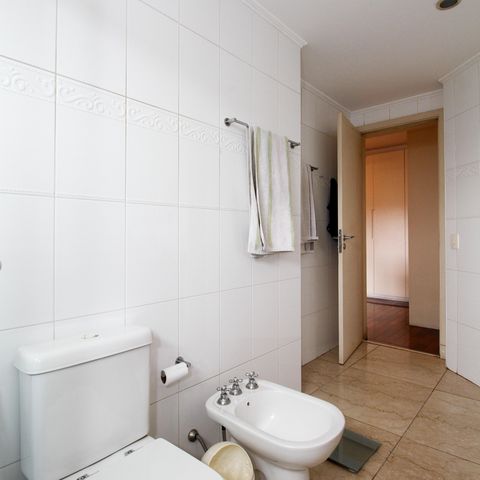 Apartamento à venda com 220m², 4 quartos e 4 vagas Apartamento à venda com 220m², 4 quartos e 4 vagasBanheiro da Suíte 2