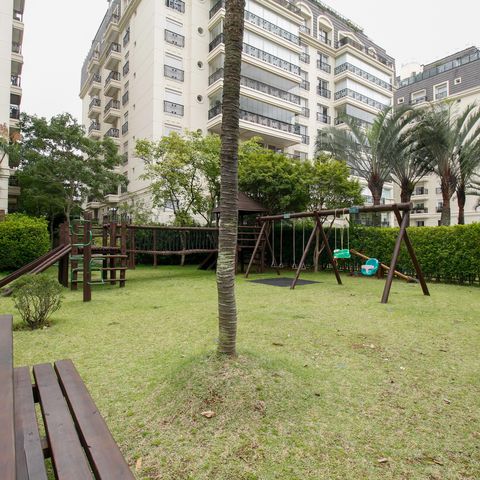 Apartamento à venda com 220m², 4 quartos e 4 vagas Apartamento à venda com 220m², 4 quartos e 4 vagasÁrea Comum - Playground