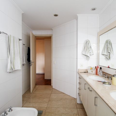 Apartamento à venda com 220m², 4 quartos e 4 vagas Apartamento à venda com 220m², 4 quartos e 4 vagasBanheiro da Suíte 2