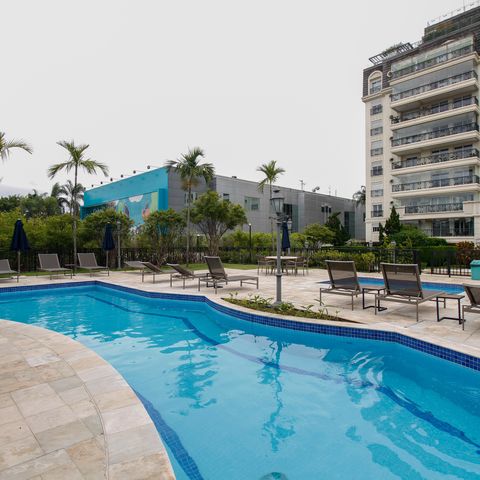 Apartamento à venda com 220m², 4 quartos e 4 vagas Apartamento à venda com 220m², 4 quartos e 4 vagasÁrea Comum - Piscina Externa