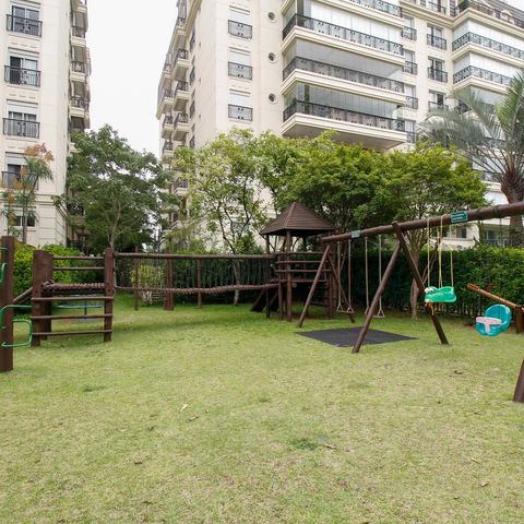 Apartamento à venda com 220m², 4 quartos e 4 vagas Apartamento à venda com 220m², 4 quartos e 4 vagasÁrea Comum - Playground