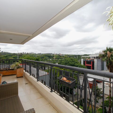 Apartamento à venda com 220m², 4 quartos e 4 vagas Apartamento à venda com 220m², 4 quartos e 4 vagasVaranda