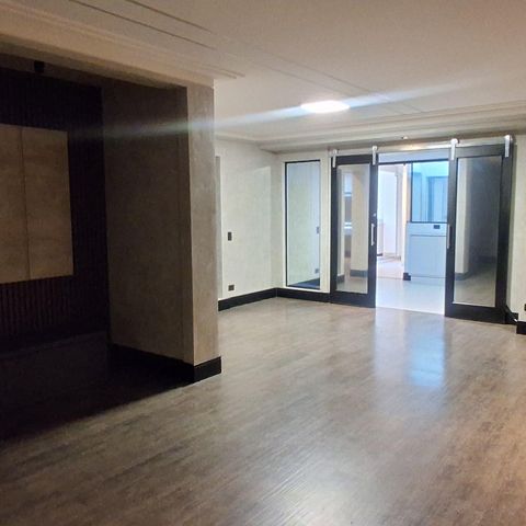 Apartamento à venda com 242m², 4 quartos e 4 vagas Apartamento à venda com 242m², 4 quartos e 4 vagasSala