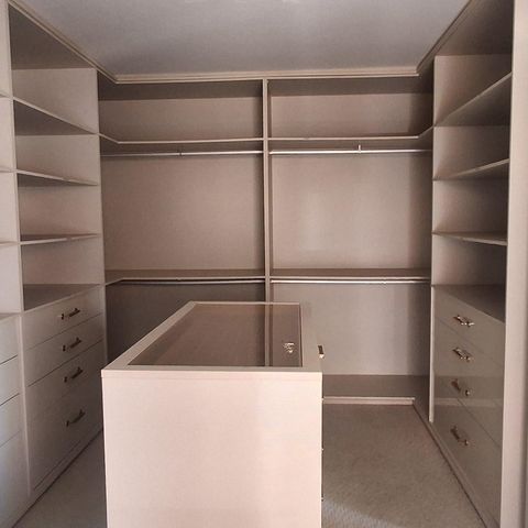 Apartamento à venda com 242m², 4 quartos e 4 vagas Apartamento à venda com 242m², 4 quartos e 4 vagasCloset