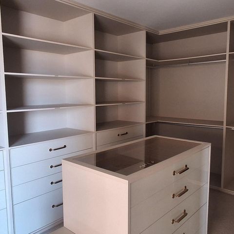 Apartamento à venda com 242m², 4 quartos e 4 vagas Apartamento à venda com 242m², 4 quartos e 4 vagasCloset