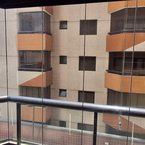 Apartamento à venda com 242m², 4 quartos e 4 vagas Apartamento à venda com 242m², 4 quartos e 4 vagasVaranda