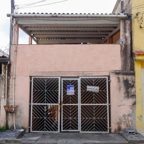 Casa para alugar com 60m², 2 quartos e sem vaga Casa para alugar com 60m², 2 quartos e sem vagaFachada do imóvel - Placa instalada no portão do imóvel - Código FPOT-874