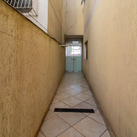 Casa à venda com 280m², 3 quartos e 6 vagas Casa à venda com 280m², 3 quartos e 6 vagasCorredor Lateral