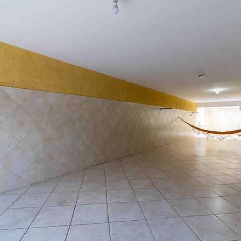 Casa à venda com 280m², 3 quartos e 6 vagas Casa à venda com 280m², 3 quartos e 6 vagasGaragem