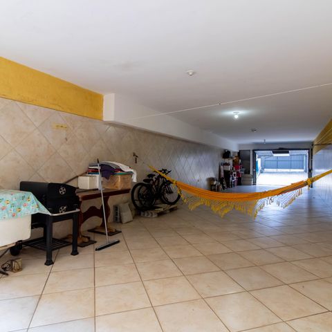 Casa à venda com 280m², 3 quartos e 6 vagas Casa à venda com 280m², 3 quartos e 6 vagasGaragem