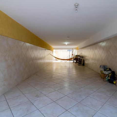Casa à venda com 280m², 3 quartos e 6 vagas Casa à venda com 280m², 3 quartos e 6 vagasGaragem