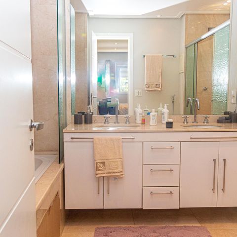 Apartamento à venda com 229m², 4 quartos e 4 vagas Apartamento à venda com 229m², 4 quartos e 4 vagasBanheiro da Suíte Master