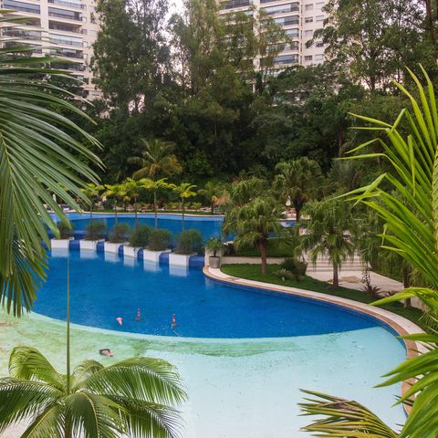 Apartamento à venda com 229m², 4 quartos e 4 vagas Apartamento à venda com 229m², 4 quartos e 4 vagasÁrea comum - Piscina