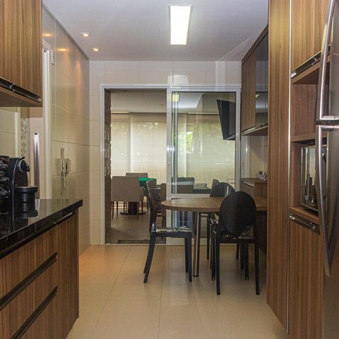 Apartamento à venda com 229m², 4 quartos e 4 vagas Apartamento à venda com 229m², 4 quartos e 4 vagasCozinha