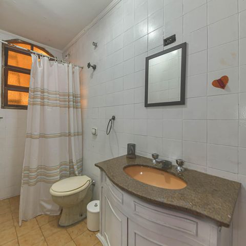 Casa à venda com 170m², 3 quartos e 2 vagas Casa à venda com 170m², 3 quartos e 2 vagasEdicula - Banheiro