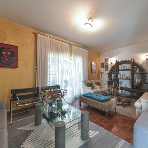 Casa à venda com 170m², 3 quartos e 2 vagas Casa à venda com 170m², 3 quartos e 2 vagasSala