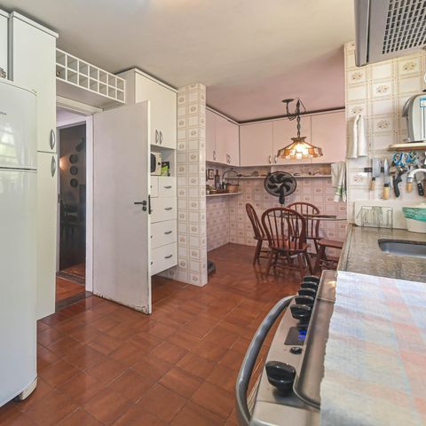 Casa à venda com 170m², 3 quartos e 2 vagas Casa à venda com 170m², 3 quartos e 2 vagasCozinha
