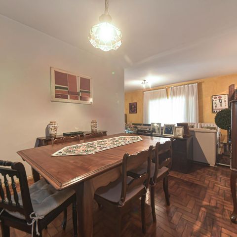Casa à venda com 170m², 3 quartos e 2 vagas Casa à venda com 170m², 3 quartos e 2 vagasSala