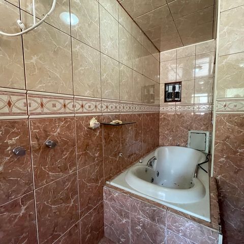Casa à venda com 230m², 3 quartos e 3 vagasBanheiro 2