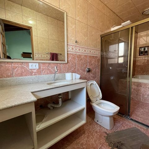 Casa à venda com 230m², 3 quartos e 3 vagasBanheiro 2